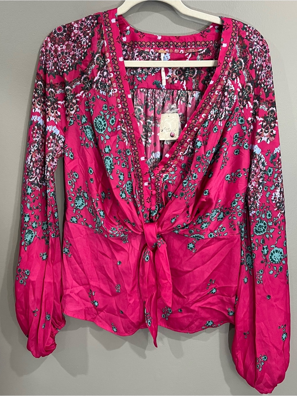 Free People Women's Run Free Satiny V-Neck Blouse Pink Floral Combo Lrg NWT